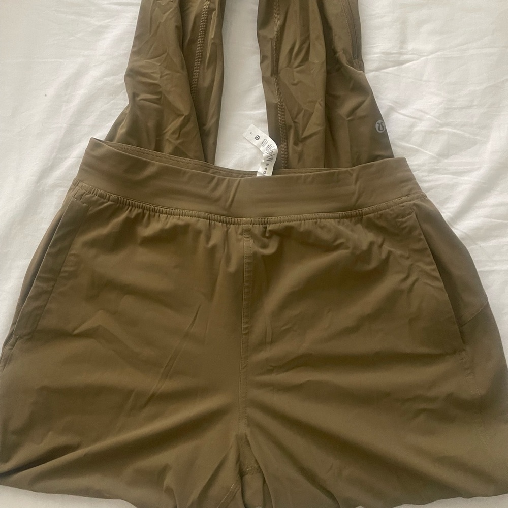 Lululemon adapted state jogger. Size 6. Color artifact. excellent condition!